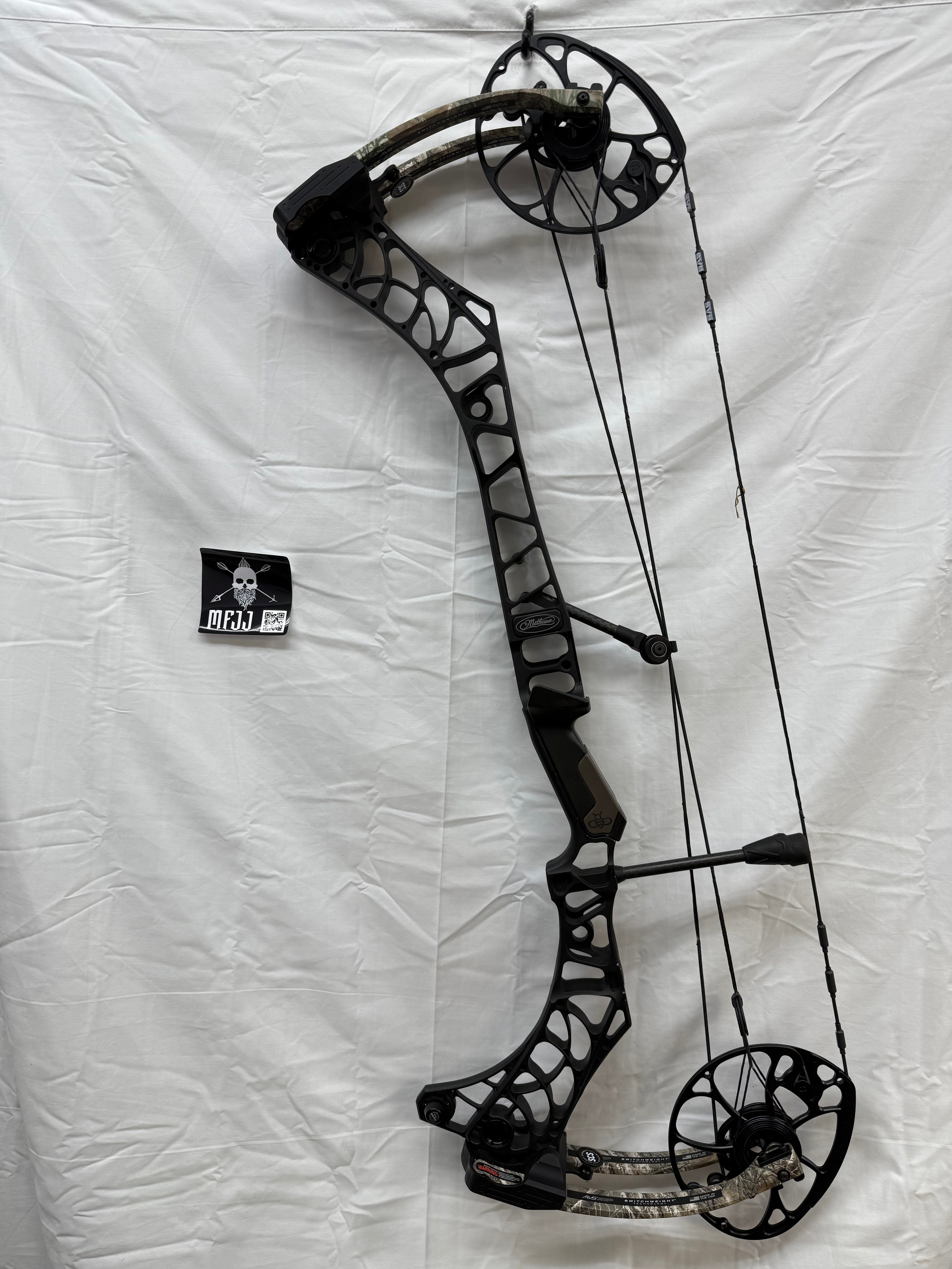 MATHEWS V3 31 - RH/BLACK-EDGE/60-75# - #MV331RHBRT6075-1 - USED BOW!!!