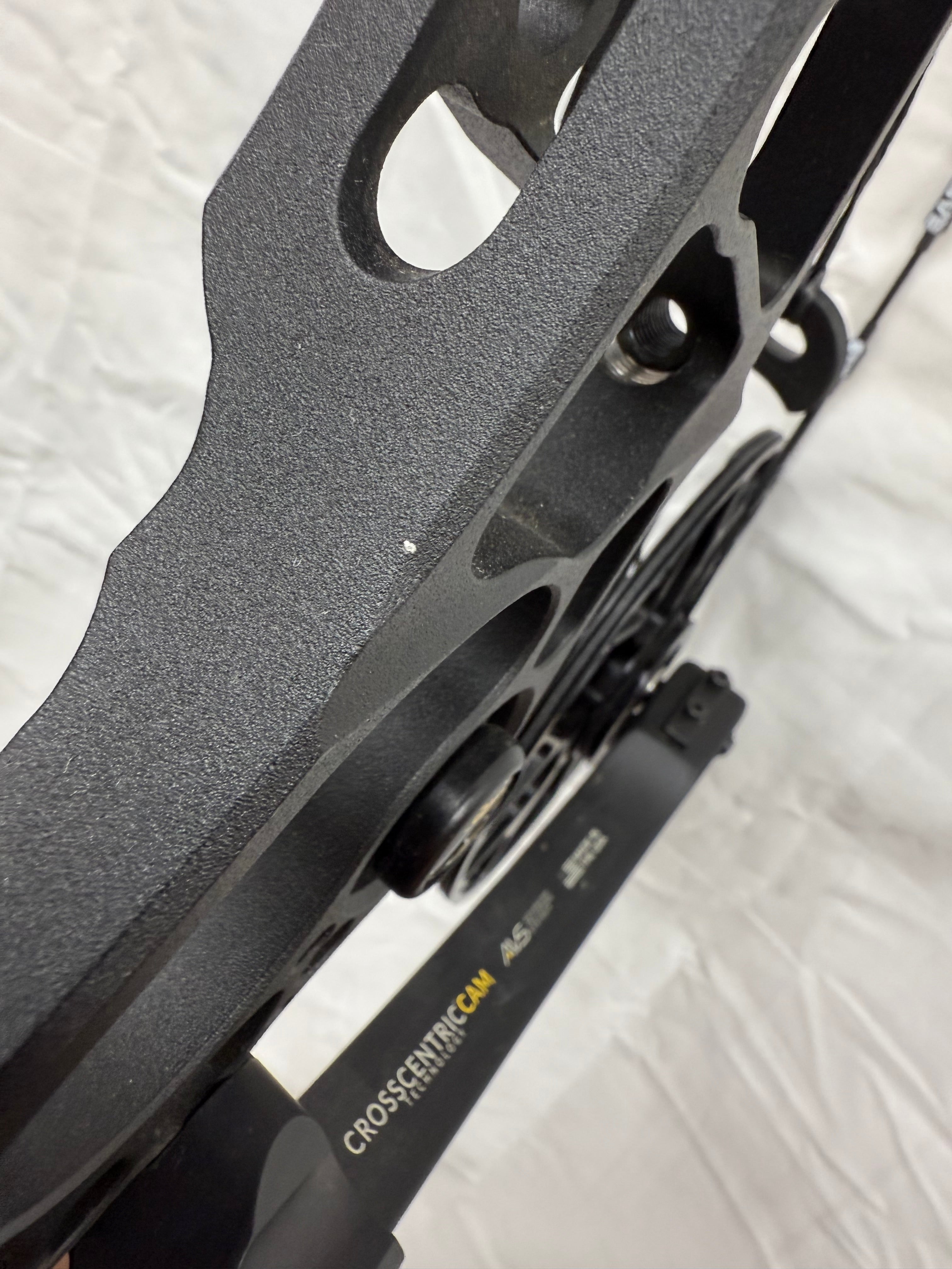 MATHEWS HALON 6 - RH/BLACK/70 - MH6RHB70-1 - USED BOW!!!