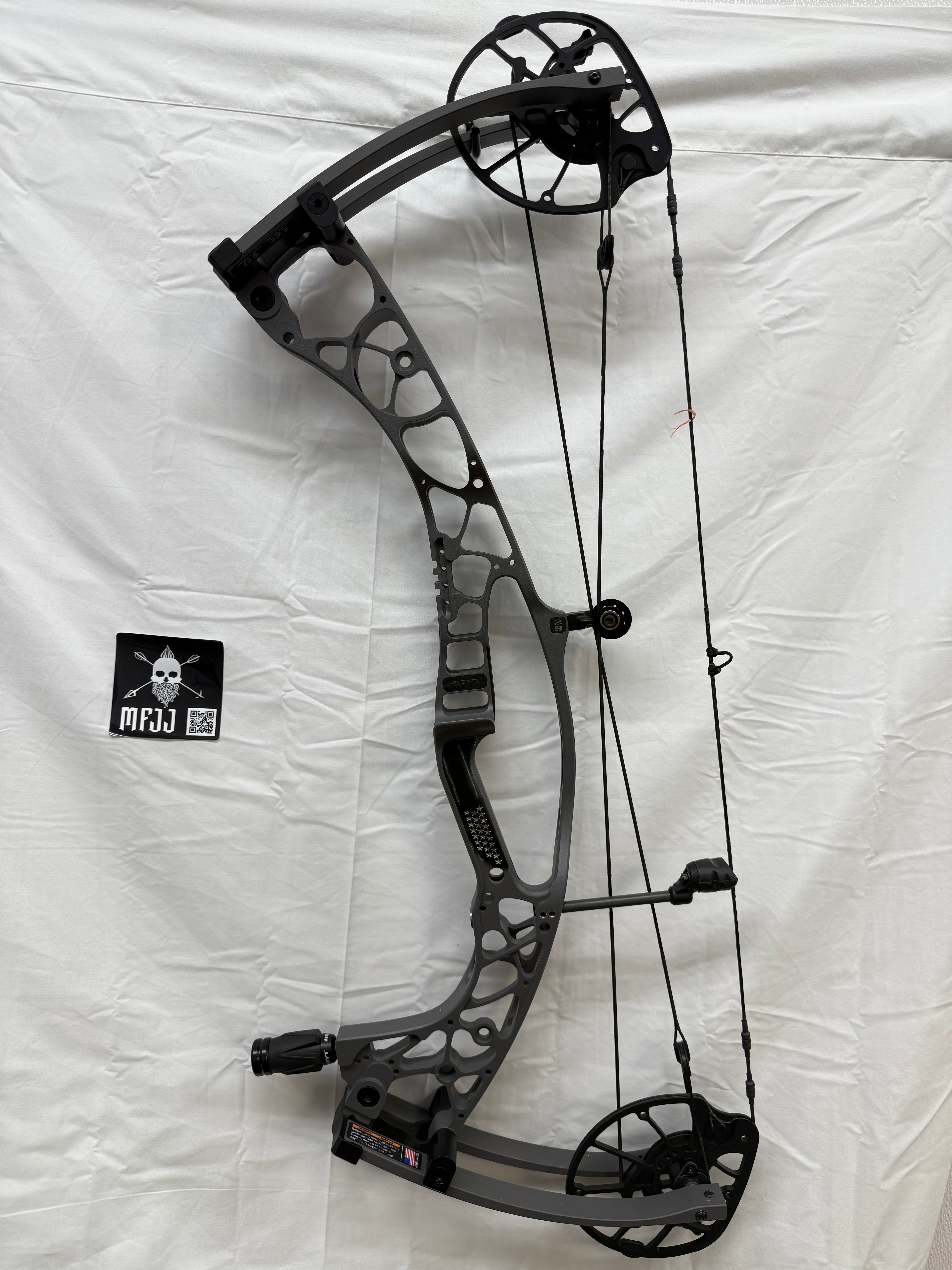 HOYT AX 29 - RH/TOMBSTONE/60-70# - HAX29RHT70 - 2 - USED BOW!!!